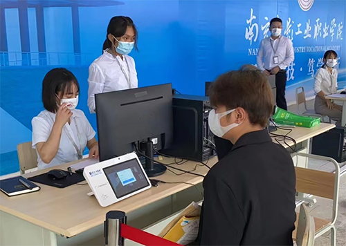 人證核驗(yàn)一體機(jī)在考場(chǎng)身份核驗(yàn)方面得到廣泛應(yīng)用